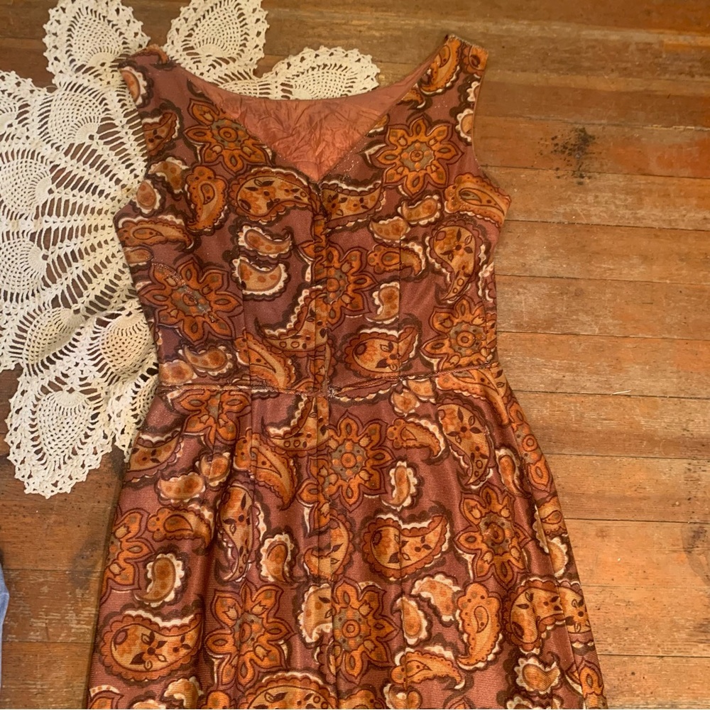 🍂60s Metallic Paisley Dress🍂 - Picture 7 of 9